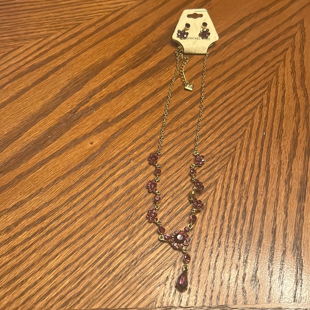 NWT WOMEN NO BRAND 2PC GOLDTONE AMETHYST PIERCED EARRING & NECKLACE GIFT SET.